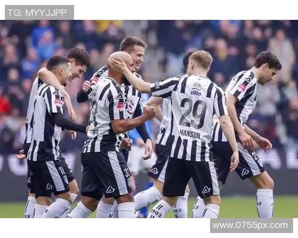 格拉夫与瓦尔韦克的激烈对决揭示足球战术与团队合作的重要性